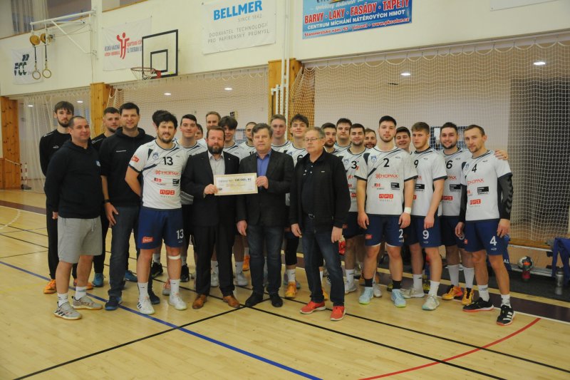 Zaměstnanci a vedení firmy Metal Trade Comax věnovali litovelským házenkářům dar na obnovu zázemí na Sokolovně po povodni